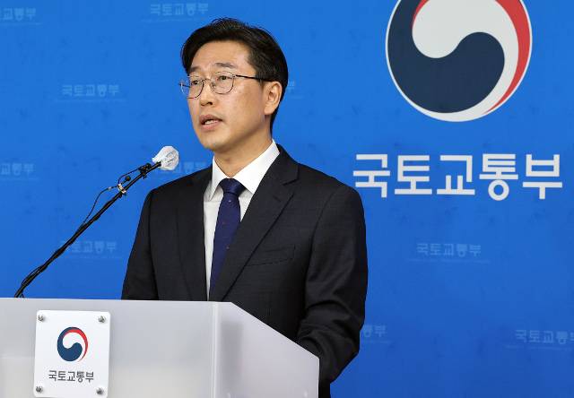 국토교통부 정우진 도시정책관이 19일 정부세종청사에서 1기 신도시 정비사업 이주 지원 대책을 설명하고 있다. 연합뉴스