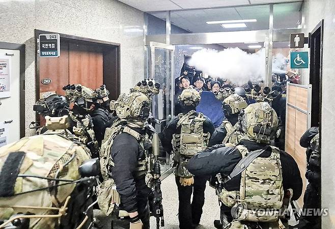 윤석열 대통령이 지난 3일 저녁 비상계엄을 선포한 가운데 4일 밤 서울 국회의사당에서 계엄군이 국회 본청으로 진입하는 모습. [사진 출처 = 연합뉴스]