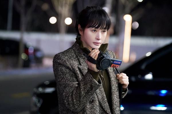 디즈니+의 오리지널 시리즈 ‘트리거’가 오늘만 사는 꽃대가리 팀장 ‘오소룡’ 캐릭터로 완벽 변신한 김혜수의 캐릭터 스틸을 공개했다. / 사진 = 월트디즈니코리아