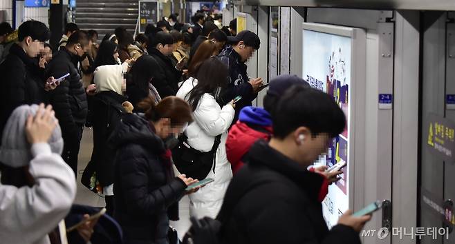 전국철도노동조합이 노사 결렬로 무기한 총파업에 돌입한 5일 서울 중구 한강대로 서울역 1호선 전철역사 승강장에서 시민들이 전철을 이용하기위해 즐서서 기다라고 있다.   /사진=임한별(머니S)
