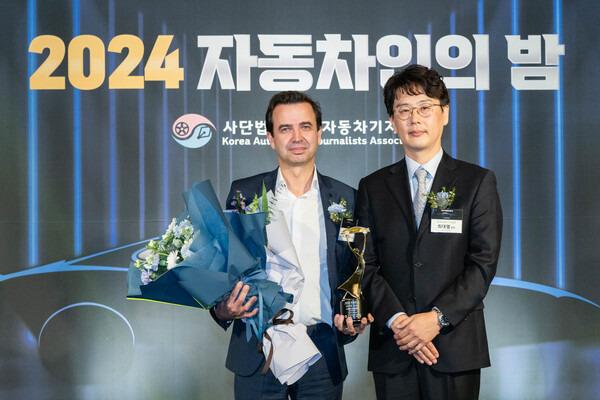 2024 자동차인 산업부문 혁신상을 수상한 스테판 드블레즈 르노코리아 사장(사진 왼쪽)과 최대열 한국자동차기자협회장