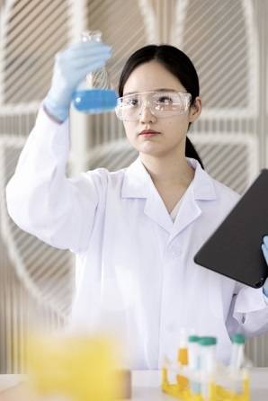 동아에스티의 한 연구원이 바이오시밀러 개발과 관련된 시험을 하고 있다. [동아에스티 제공]