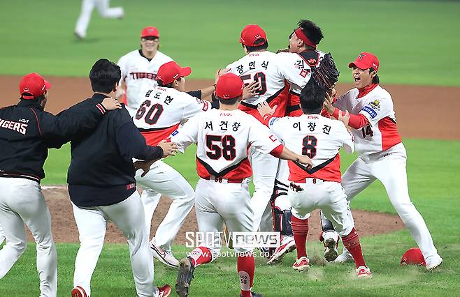 ▲ KIA 타이거즈 선수들이 한국시리즈 우승을 확정하고 기쁨을 나누고 있다. KIA는 삼성과의 한국시리즈 5차전을 승리하고 시리즈 전적 4승 1패로 한국시리즈 우승 트로피를 거머쥐었다. 2017년 이후 7년 만에 다시 한번 우승의 영광을 안았다. ⓒ곽혜미 기자