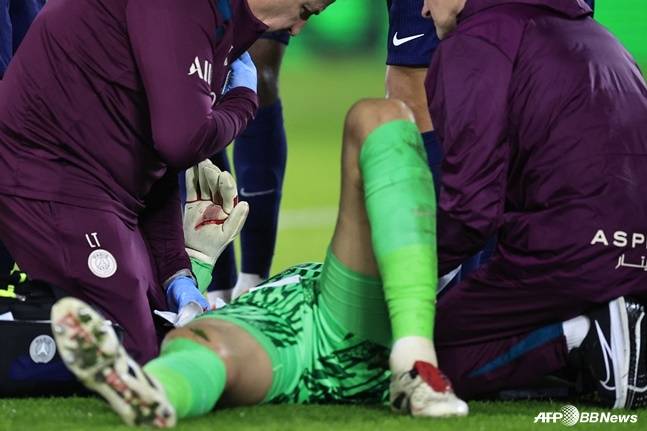 돈나룸마(가운데)가 그라운드에 쓰러져있다. /AFPBBNews=뉴스1