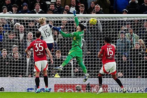 토트넘 홋스퍼가 맨체스터 유나이티드를 간신히 누르고 카라바오컵 준결승에 진출했다. 손흥민은 환상적인 코너킥 골로 시즌 7호골을 터뜨렸다. 토트넘은 20일(한국시간) 영국 런던에 위치한 토트넘 홋스퍼 스타디움에서 열린 맨체스터 유나이티드와 2024-2025시즌 카라바오컵(리그컵) 8강전서 4-2로 이겼다. 연합뉴스