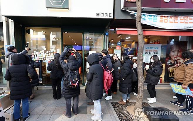 탄핵촉구집회, 조국 전 대표 선결제 카페에 줄 선 시민들 (서울=연합뉴스) 김인철 기자 = 윤석열 대통령에 대한 두 번째 탄핵소추안 국회 표결일인 지난 14일 서울 여의도 한 카페에서 조국혁신당 조국 전 대표가 선결제한 커피를 받기 위해 사람들이 줄을 서고 있다. 2024.12.20. yatoya@yna.co.kr