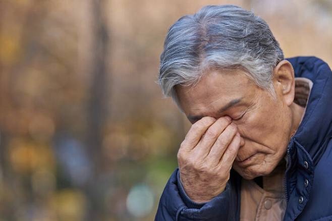 가까운 사람들과의 연락을 끊고 외롭게 지내는 것도 노화를 촉진하는 요인 중 하나로 꼽힌다. [사진=게티이미지뱅크]