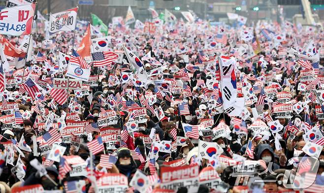 21일 서울 종로구 광화문 동화면세점 앞에서 열린 대한민국바로세우기국민운동본부 주최 '대통령 탄핵 반대 자유민주주의 수호 광화문 국민혁명대회'에서 참가자들이 구호를 외치고 있다. 2024.12.21/뉴스1 ⓒ News1 김명섭 기자