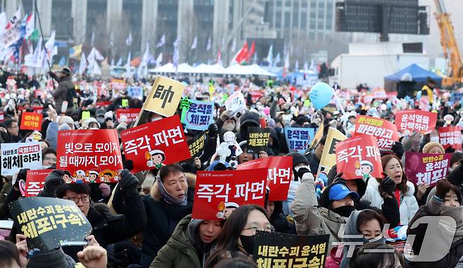 21일 서울 광화문 동십자각에서 열린 윤석열즉각퇴진·사회대개혁 비상행동 범국민촛불대행진에서 시민들이 구호를 외치고 있다. 202412.21/뉴스1 ⓒ News1 김명섭 기자