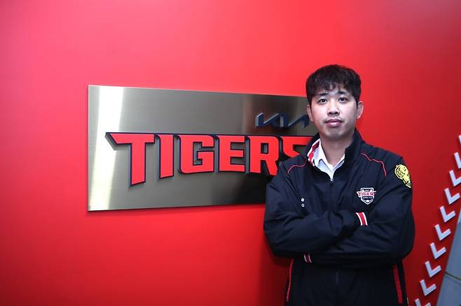 KIA 임기영(오른쪽)이 21일 FA 계약을 마쳤다. 사진 | KIA 타이거즈