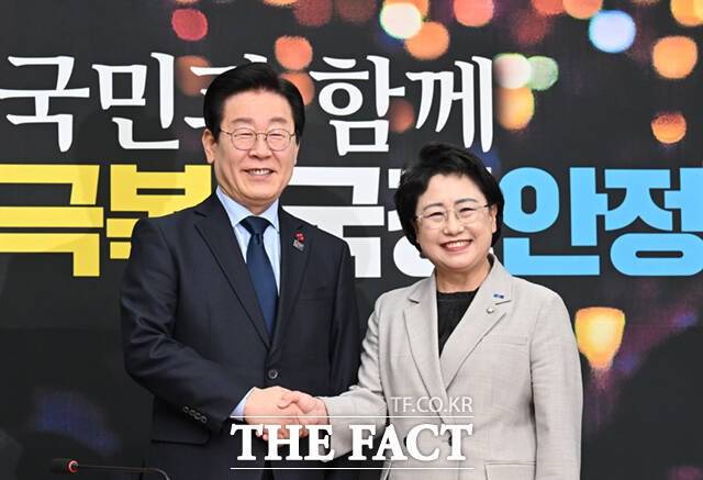 이재명 민주당 대표(왼쪽)는 지난 18일 김선민 혁신당 대표 권한대행을 만나 조국 전 대표의 수감을 두고 "마음이 아프고 안타깝다는 생각을 버릴 수 없다"고 속내를 밝혔다. /이새롬 기자