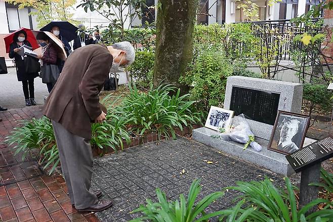 한 일본인이 교토 도시샤대 교정에 세워진 윤동주 시비 앞에서 묵념하고 있다./주오사카 대한민국총영사관