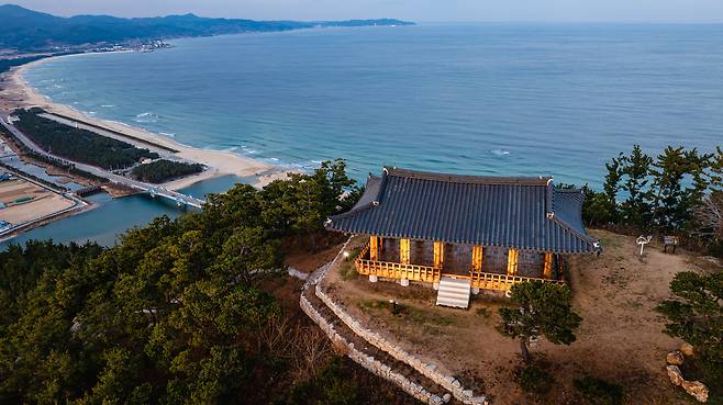 경북 영덕 상대산 '관어대'와 고래불해수욕장. 고래불해수욕장은 동해선 '고래불역'을 통해 한층 가까워졌다. / 이건송 영상미디어 기자