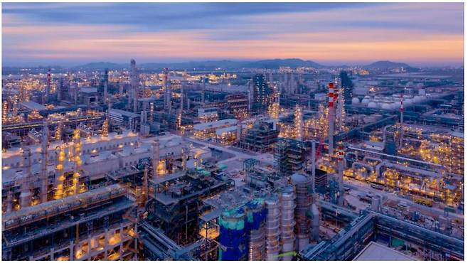 중국 저장성 닝보 석유화학기지에 있는 전하이정유화학 공장./중국석화 제공
