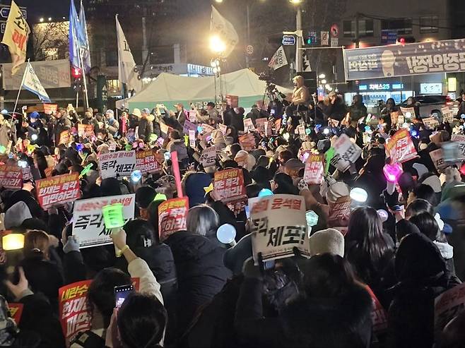 지난 19일 오후 시민들이 서울 종로구 열린송현녹지광장에서 윤석열 대통령 파면을 촉구하는 집회를 열고 있다. /사진=서지윤 기자