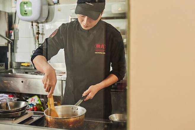 조광효 요리사가 ‘미스터 맛짱 카레’와 ‘코이즈미 이탈리아풍 라면’을 조리하고 있다. 윤동길 스튜디오 어댑터 실장