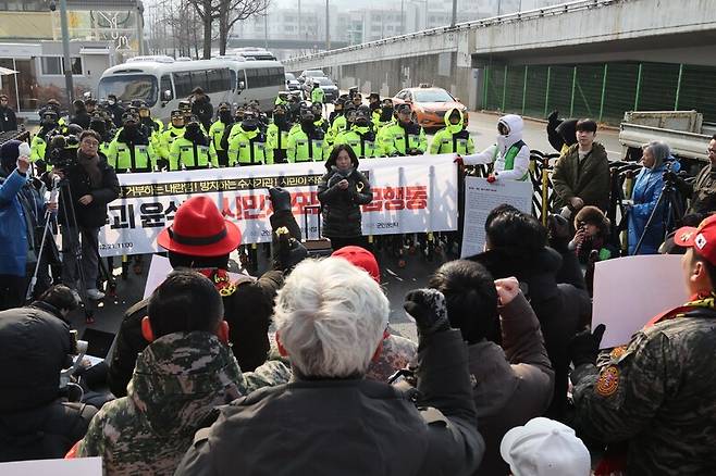 군인권센터와 민주사회를위한변호사모임, 공익인권변론센터 활동가들이 21일 오전 서울 용산구 한남동 대통령 관저 들머리에서 열린 ‘윤석열 대통령 시민체포영장 집행 집회’에서 수사기관의 압수수색 영장 집행과 출석 요구를 거부하는 윤 대통령을 규탄하고 있다. 김봉규 선임기자 bong9@hani.co.kr