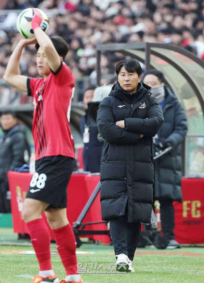 프로축구 '하나원큐 K리그1 2024' 2라운드 FC서울과 인천유나이티드의 경기가 10일 오후 서울 상암동 서울월드컵경기장에서 열렸다. 김기동 감독이 경기를 지켜보고 있다. 상암=김민규 기자 mgkim1@edaily.co.kr /2024.03.10/