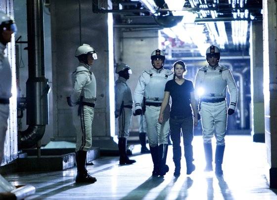 2011년 월가 시위가 반영된 영화 ‘헝거 게임: 판엠의 불꽃’. [사진 각 제작사]