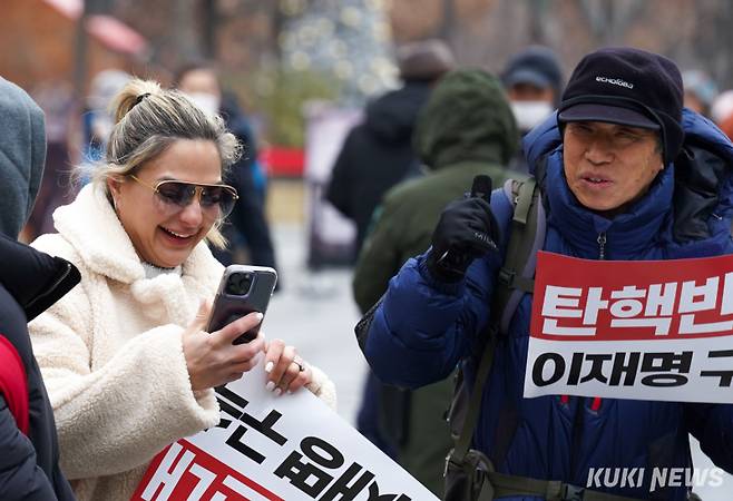 21일 오후 2시 서울 광화문 광장 일대에서 보수성향 단체들이 국민혁명대회를 열었다. 외국인 관광객이 사진을 찍고 있는 모습. 사진=유희태 기자