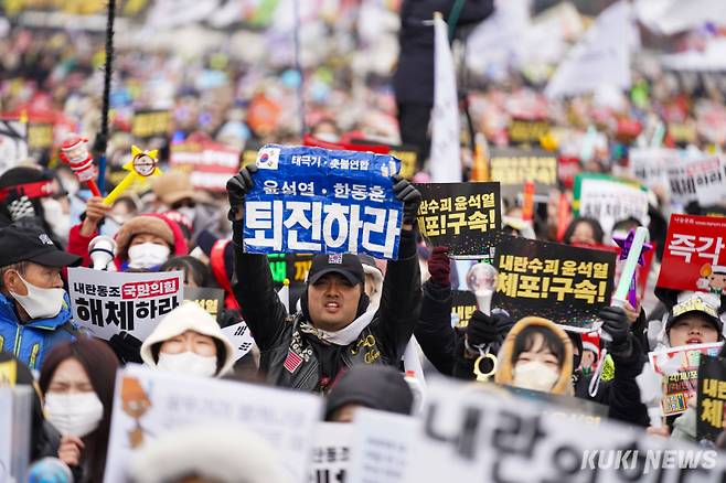 21일 오후 3시 서울 광화문 동십자각 앞에서 시민단체 퇴진비상행동 주최로 ‘윤석열 즉각 파면·처벌 사회대개혁 범국민 대행진’이 열렸다. 사진=유희태 기자