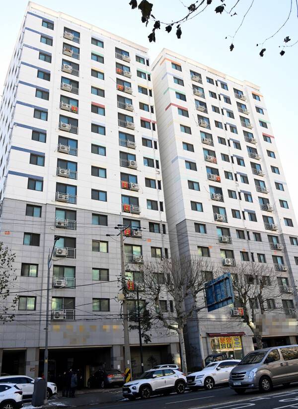 인천 미추홀구의 한 아파트에 전세사기피해 구제방안을 촉구하는 현수막이 걸려있다. 경기일보DB