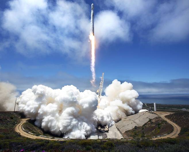 한국군 독자 정찰위성 3호기를 탑재해 발사될 미국 우주기업 스페이스X의 ‘팰컨 9’ 로켓. [매경DB 자료사진]