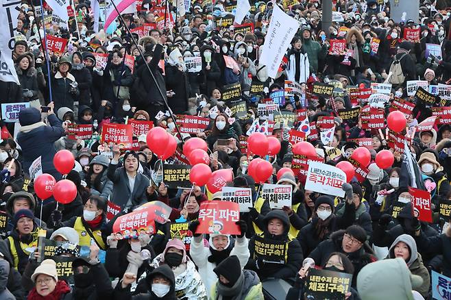 오늘도 응원봉 들고 거리로 나선 시민들 21일 서울 종로구 경복궁 동십자각 인근에서 ‘윤석열즉각퇴진·사회대개혁 비상행동’ 주최로 열린 범시민 대행진에서 참가자들이 구호를 외치고 있다. [연합뉴스]