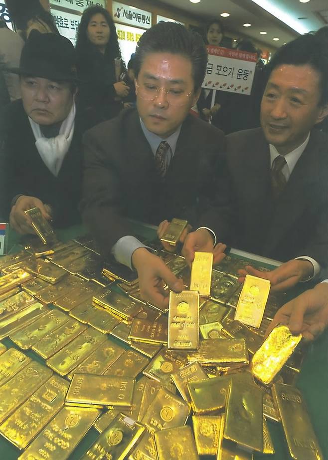 한국 경제 상황을 분석하는 외국 경제학자들은 한국적 특징으로 1997년 외환 위기 당시 금 모으기 운동을 언급합니다. (연합뉴스)