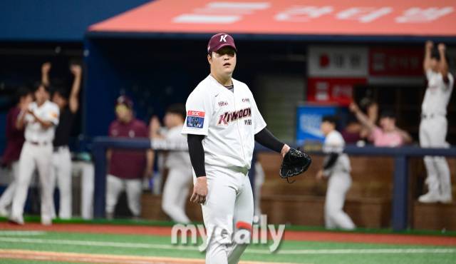 2024년 7월 2일 서울 고척스카이돔에서 '2024 신한 SOL Bank KBO리그' LG 트윈스와 키움 히어로즈의 경기가 열렸다. 키움 조상우가 4-2로 승리한 뒤 LG 더그아웃을 보고 있다./마이데일리