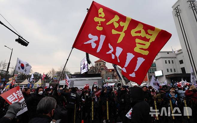 [서울=뉴시스] 이영환 기자 = 21일 오후 서울 중구 세종대로 일대에서 열린 대통령 탄핵 결사반대 및 헌법재판관 임명 불가 광화문 국민혁명대회에 참석한 많은 시민들이 탄핵 반대를 외치고 있다. 2024.12.21. 20hwan@newsis.com