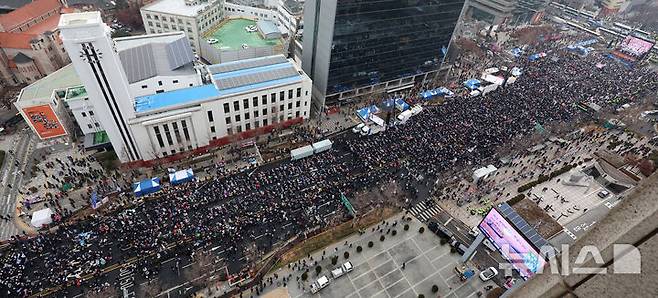 [서울=뉴시스] 이영환 기자 = 21일 오후 서울 중구 세종대로 일대에서 열린 대통령 탄핵 결사반대 및 헌법재판관 임명 불가 광화문 국민혁명대회에 많은 시민들이 참석하고 있다. 2024.12.21. 20hwan@newsis.com