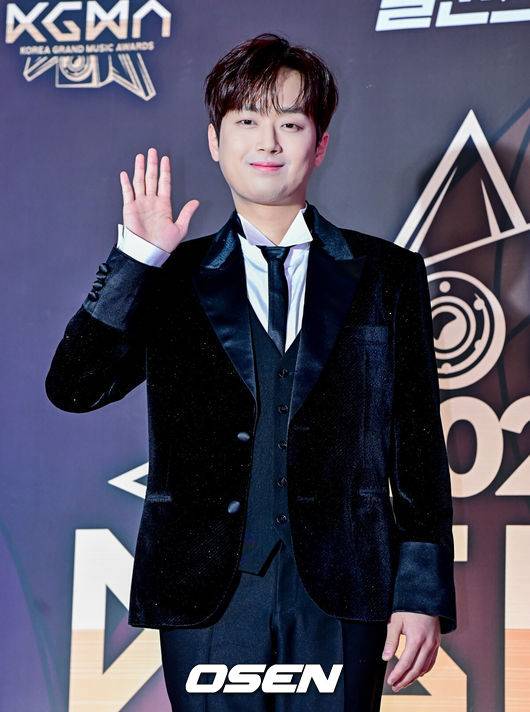 [OSEN=지형준 기자] 17일 오후 인천 중구 운서동 인스파이어 아레나에서 '제1회 코리아 그랜드 뮤직 어워즈(2024 KGMA)'가 열렸다.'2024 KGMA'는 새로운 K팝 축제를 표방하는 시상식으로 배우 남지현과 뉴진스 하니, 에스파 윈터가 MC로 호흡을 맞춘다.가수 이찬원이 포즈를 취하고 있다. 2024.11.17 / jpnews@osen.co.kr