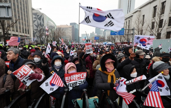 21일 오후 서울 중구 세종대로 일대에서 열린 대통령 탄핵 결사반대 및 헌법재판관 임명 불가 광화문 국민혁명대회에 참석한 많은 시민들이 탄핵 반대를 외치고 있다. 2024.12.21. 뉴시스