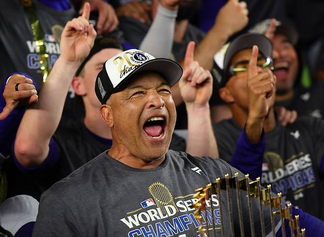 데이브 로버츠 LA 다저스 감독이 2024 월드시리즈 우승을 달성한 뒤 트로피를 들고 기뻐하고 있다.  게티이미지코리아