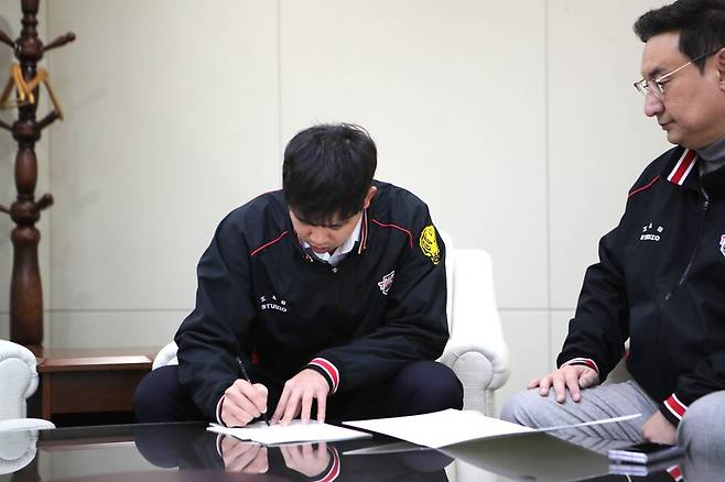 ▲ FA를 선언했던 임기영이 KIA와 3년 총액 15억원의 조건에 사인했다. 사진은 임기영이 계약서에 사인하는 장면이다. 임기영은 올해는 37경기에서 45⅔이닝을 던져 6승 2패 2홀드 평균자책점 6.31을 남겼으며 KBO 리그 11시즌 통산 285경기 867이닝 51승 59패 4세이브 21홀드 평균자책점 4.80을 기록하고 있다. ⓒKIA 타이거즈