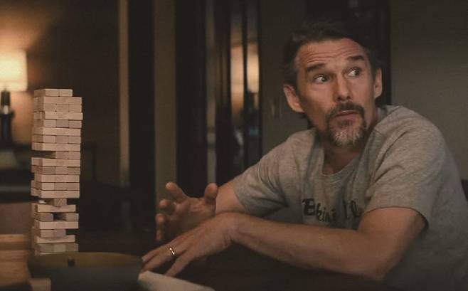 영화 속에서 나오는 젠가 게임은 세계가 놓인 위험함을 상징한다. [사진 | 더스쿠프 포토]