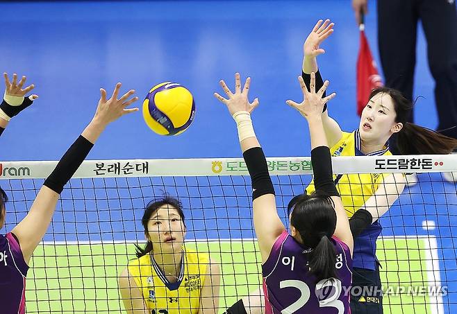 공격하는 고예림 (수원=연합뉴스) 홍기원 기자 = 12일 경기도 수원실내체육관에서 열린 프로배구 V리그 여자부 현대건설 힐스테이트와 흥국생명 핑크스파이더스의 경기. 현대건설 고예림이 공격하고 있다. 2022.2.12 xanadu@yna.co.kr