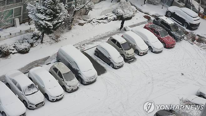 흰 눈으로 덮인 춘천 도심 (춘천=연합뉴스) 이해용 기자 = 강원 산간과 내륙지역을 중심으로 대설특보가 내려진 21일 오전 강원 춘천시 칠전동 한 아파트 주차장이 흰 눈으로 뒤덮여 있다. 2024.12.21 ryu@yna.co.kr