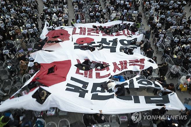 '현수막 찢기' 광주시민총궐기대회 (광주=연합뉴스) 조남수 기자 = 21일 광주 동구 5·18민주광장에서 열린 '윤석열 즉각 퇴진과 사회 대개혁 쟁취를 위한 7차 광주시민총궐기대회'에서 시민들이 현수막 찢기 퍼포먼스하고 있다. 2024.12.21 [공동취재] iso64@yna.co.kr