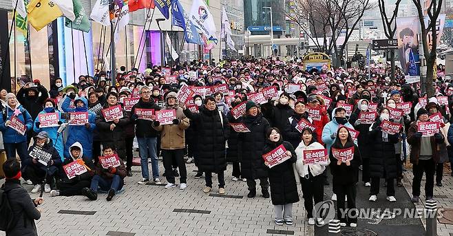 한파에도 '尹 탄핵 촉구' 열기 (대전=연합뉴스) 이주형 기자 = 윤석열 대통령 탄핵소추안 가결 후 첫 주말을 맞은 21일 오후 대전시민들이 영하권의 추운 날씨에도 대전 서구 은하수 네거리에 모여 윤 대통령의 조속한 체포와 헌법재판소의 탄핵 인용을 촉구하고 있다. 2024.12.21 oolee@yna.co.kr