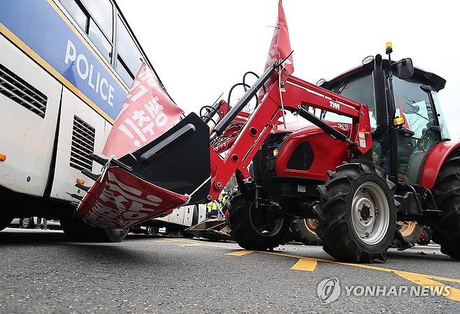 경찰 버스에 가로막힌 트랙터 (서울=연합뉴스) 임헌정 기자 = 윤석열 대통령 구속 등을 촉구하며 트랙터를 몰고 상경한 전국농민회총연맹 전봉준 투쟁단이 21일 서울 서초구 남태령에서 경찰 버스에 가로막혀 있다. 2024.12.21 kane@yna.co.kr