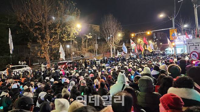 민주노총 등 진보 단체로 구성된 비상행동이 22일 오후 7시 서울 용산구 한남동 한강진역 일대에서 대통령 탄핵 집회를 벌이고 있다. (사진=박동현 기자)