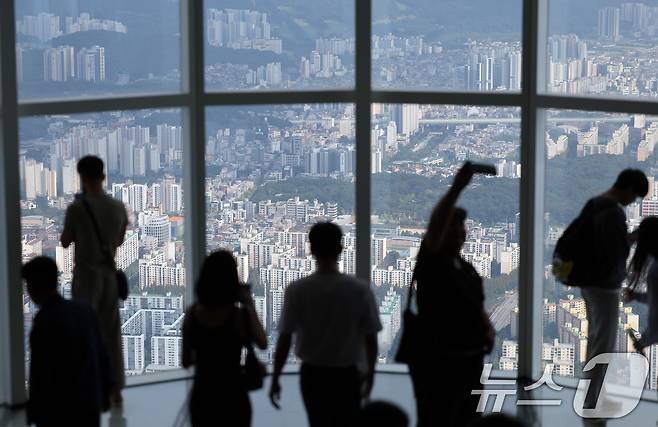 서울 송파구 롯데월드타워 서울스카이에서 아파트 단지가 보이고 있다. 2024.9.8/뉴스1 ⓒ News1 박정호 기자