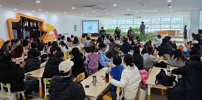 경기도교육청북부유아체험교육원이 지난 21일 도내 다문화 가족을 대상으로 ‘토요 가족 체험’ 프로그램을 운영하고 있다. 경기도교육청 제공