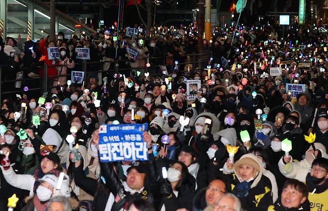 22일 밤 서울 용산구 한강진역 앞에서 열린 ‘윤석열 대통령 체포·구속 농민 행진 보장 촉구 시민대회’ 현장의 모습. 한강진역 앞 도로를 가득 메운 참가자들이 응원봉을 들고 “우리가 이겼다” “농민이 이겼다”고 외치고 있다. /연합뉴스