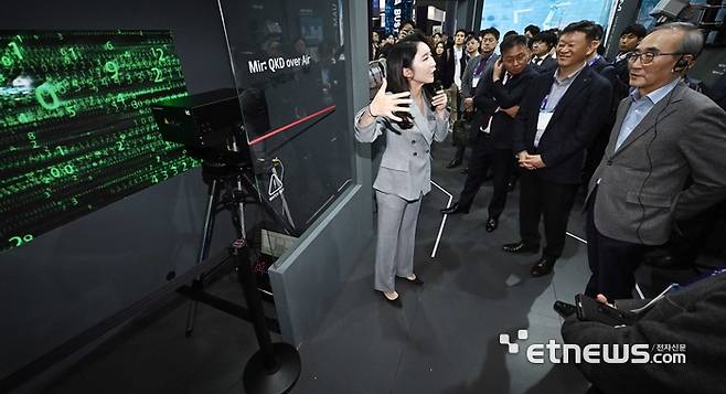 올해 스페인 바르셀로나에서 열린 MWC24에서 김영섭 KT 대표가 양자암호통신기술을 살펴보고 있다.