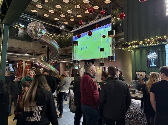 펨붕이 실시간 런던 스포츠펍에서 아스날 시청중