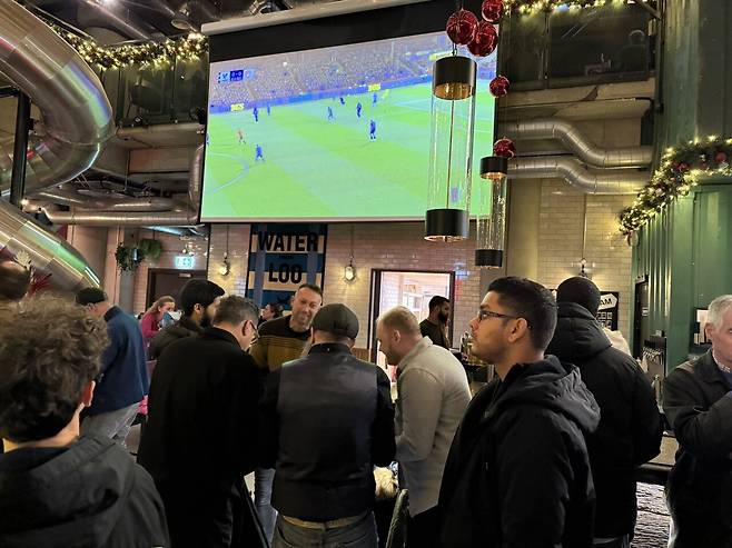 펨붕이 실시간 런던 스포츠펍에서 아스날 시청중