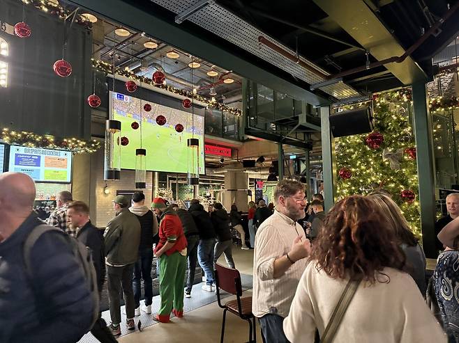 펨붕이 실시간 런던 스포츠펍에서 아스날 시청중